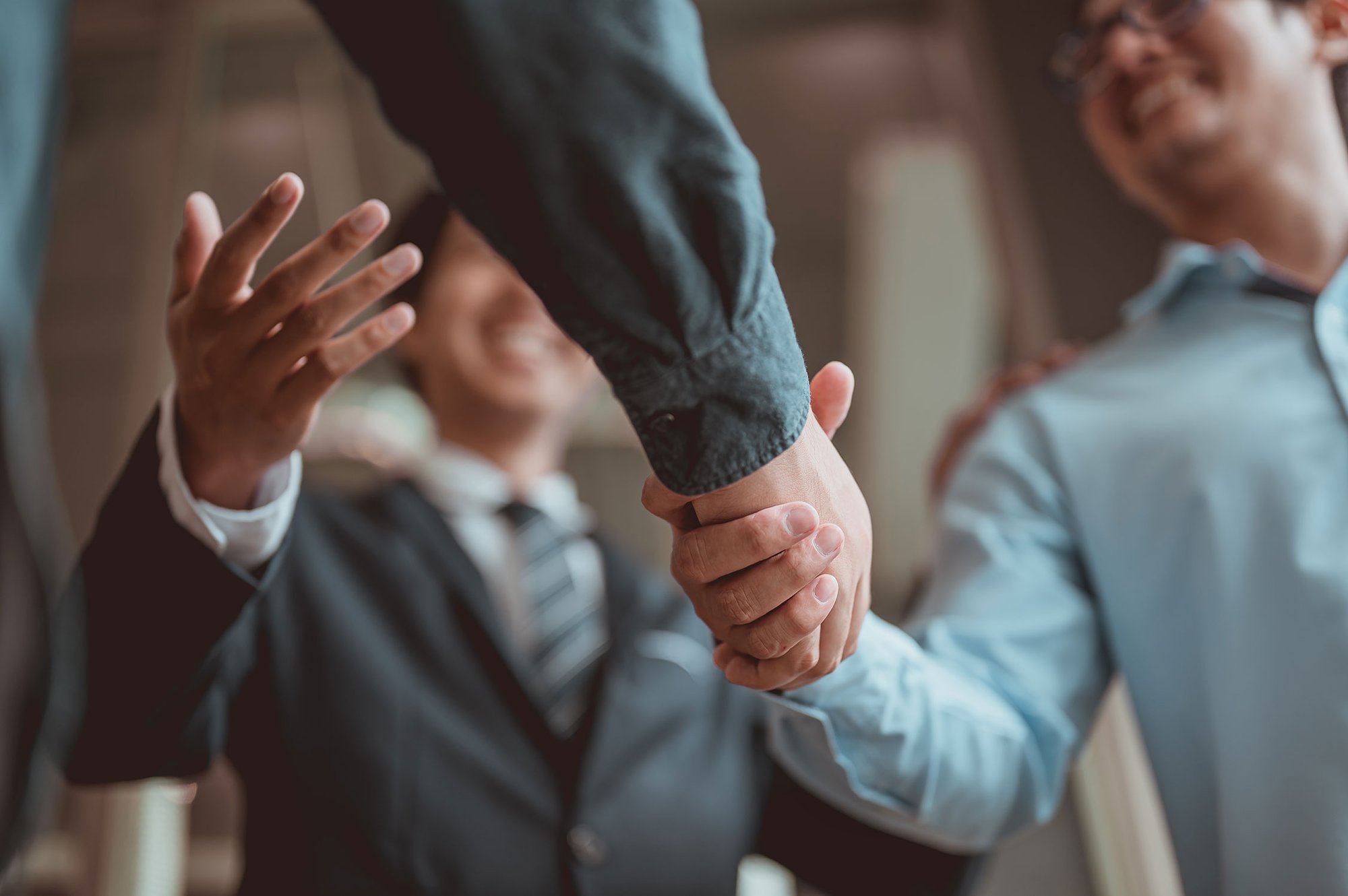 executive-assistant-introduced-businessmen-who-were-attending-eventbussinessworking